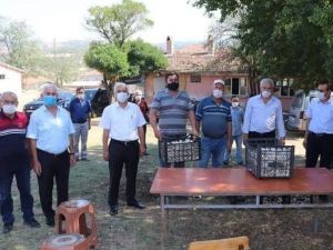 Tavşanlı’da 34 çiftçiye bin 380 kilo baş sarımsak dağıtıldı