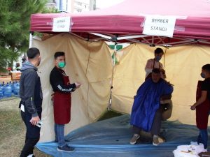 Depremzede çocukları tıraş etmek için seferber oldular