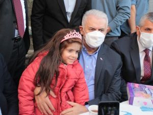 Binali Yıldırım, taziye ziyaretinde dua okudu