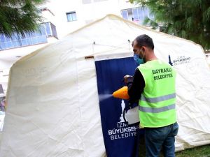 Bayraklı Belediyesi çadırları dezenfekte ediyor