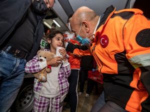 Başkan Soyer’den depremzedelere moral ziyareti