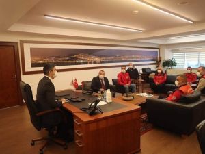 İzmir’den dönen Kartal Belediyesi arama-kurtarma ekipleri Başkan Gökhan Yüksel’i ziyaret etti