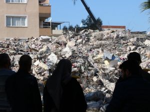 9 kişinin hayatını kaybettiği sitede kontrollü yıkım sürüyor