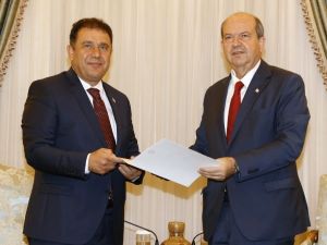 KKTC Cumhurbaşkanı Tatar, hükümet kurma görevini Saner’e verdi