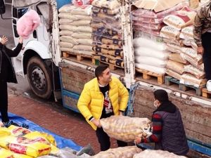 Ünlü isim deprem bölgesine iki tır dolusu yardım ulaştırdı