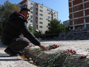 Enkazın başından ayrılmadı, 17 kişiyi tek tek o teşhis etti