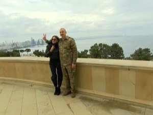 Azerbaycan Cumhurbaşkanı İlham Aliyev’den zafer pozu