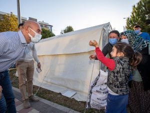 Başkan Tunç Soyer’den depremzedelere: "Hep yanınızda olmaya devam edeceğiz"