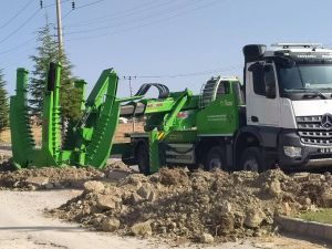 Tavşanlı’da mezarlık ve parklara 88 çam fidanı dikildi