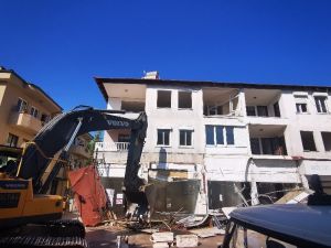 Marmaris’te depreme dayanıksız binalar yıkılıyor