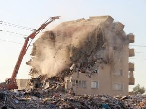 Kontrollü yıkım sırasında binanın büyük bölümü yıkıldı, o anlar kameraya yansıdı