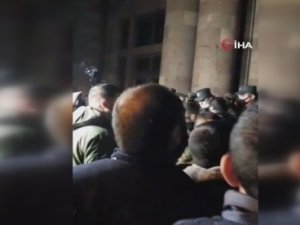 Dağlık Karabağ’da kaybeden Ermenistan’da hükümet binası basıldı