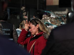İş yerinin yıkılışını hıçkırıklara boğularak izledi