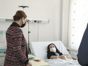 Enkazdan 17 saat sonra kurtarılan İnci, kemanına kavuştu