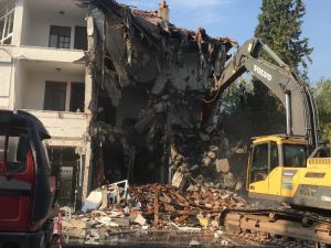 Marmaris’te çürük binalar yıkılıyor