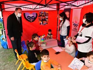 Başkan Gümrükçü Ata’yı deprem mağduru çocuklarla andı