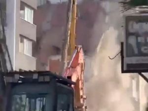 Binanın çöküş anı cep telefonu kamerasında