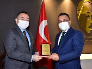 İzmir depreminde görev alan daire başkanlıklarına teşekkür plaketi