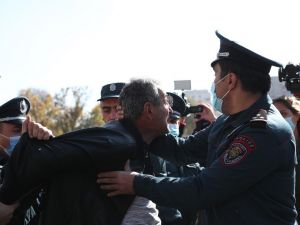 Ermenistan’da muhalefetin mitingi başlamadan gözaltılar başladı