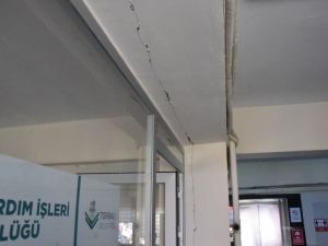 Belediye çalışanları, depremde ağır hasar alan binada ölümden dönmüş: O anlar kamerada