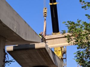 Depremde araçların üzerine düşen viyadüğün dev beton blokları kaldırılıyor