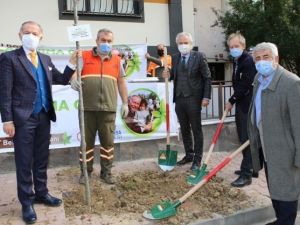 Başkan Aydıner daha yeşil bir çevre için ağaç dikti