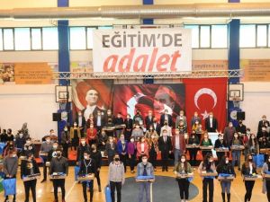 İzmir’in o ilçesinde üniversiteyi kazanan her öğrenciye bilgisayar hediyesi