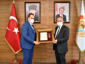 Denizli Valiliğinden şehit yakınına ve bir gaziye Devlet Övünç Madalyası