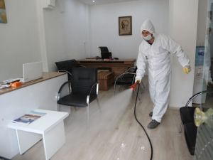 Pamukkale Belediyesi esnafların işyerlerini dezenfekte ediyor