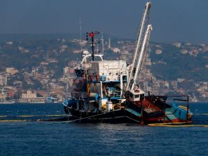 Balıkçı tekneleri, İstanbul Boğazı’nın eşsiz manzarasıyla birleşti
