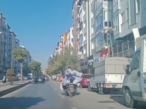 Nakliye kamyonetine çevirdiği elektrikli bisikletle trafiği tehlikeye soktu