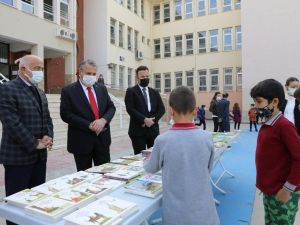 Yunusemre Belediyesinden çocuklara kitap hediyesi