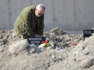 İzmir depreminde hayatını kaybedenler mezarı başında anıldı