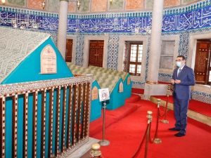 Bakan Dönmez’den Kanuni Sultan Süleyman’ın kabrine ziyaret