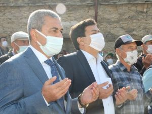 Kızılcabölük Mahallesi’nde dev Türk Bayrağı göndere çekildi