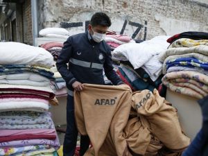 Depremzedelere ait battaniyeleri satılığa çıkardılar