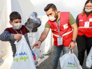 Depremzede çocuklara giyecek ve uyku tulumu dağıtıldı