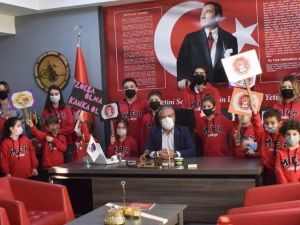 Zorbalığa hayır demek için okulda yürüyüş yaptılar