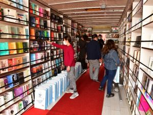 Edebiyat Otobüsü kapılarını Çiğlili okurlara açtı