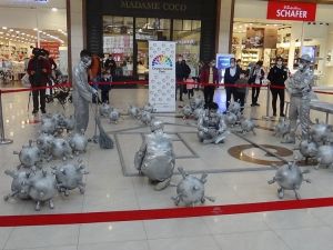 Ceylan Karavil Park AVM’de canlı heykeller, korona virüse karşı uyardı