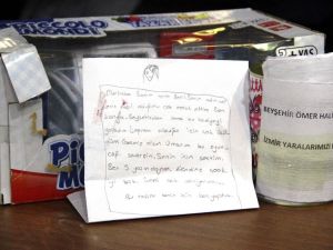İzmir’e gönderilen yardım kolilerinden duygulandıran notlar çıkıyor