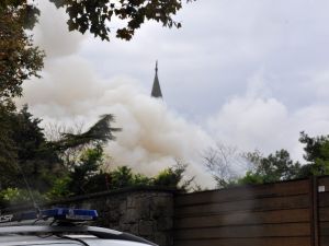 Tarihi Vaniköy Camii’nde çıkan yangın söndürüldü