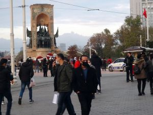 Taksim’de korona virüse rağmen oluşan kalabalık dikkat çekti