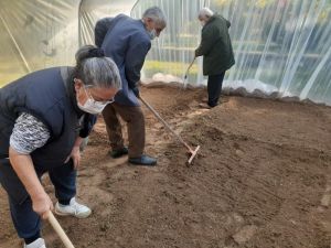 8 aydır dışarı çıkamayan huzurevi sakinleri için sera kuruldu