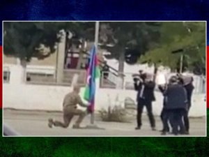 Aliyev, işgalden kurtarılan bölgede Azerbaycan bayrağını öperek göndere çekti