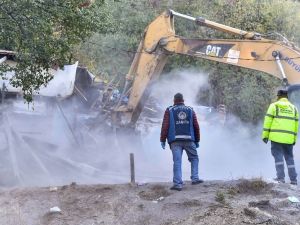 Büyükşehir Şirindere’de metruk yapıları temizliyor