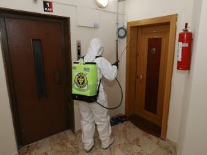Buca Belediyesinden korona virüsü görülen apartmanlara dezenfekte
