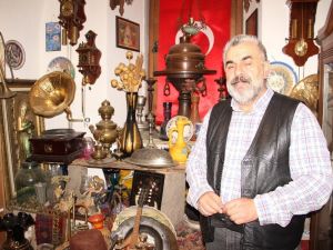 Dekor amacıyla biriktirdiği antikalar ile müze kurdu