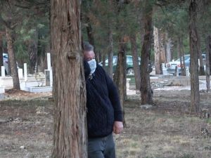 Koronadan ölen doktor vasiyeti üzerine annesinin yanına gömüldü