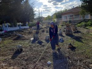 Belediye bakımını yapmayınca devreye kadınlar girdi
